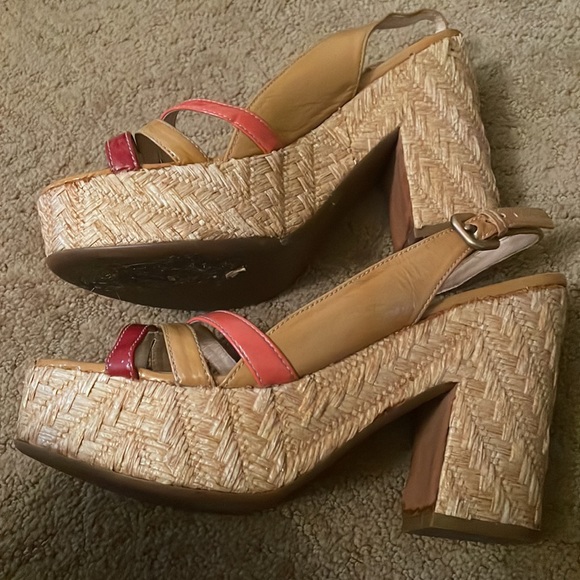 Prada platform open toe tan patent sandals - Picture 2 of 3